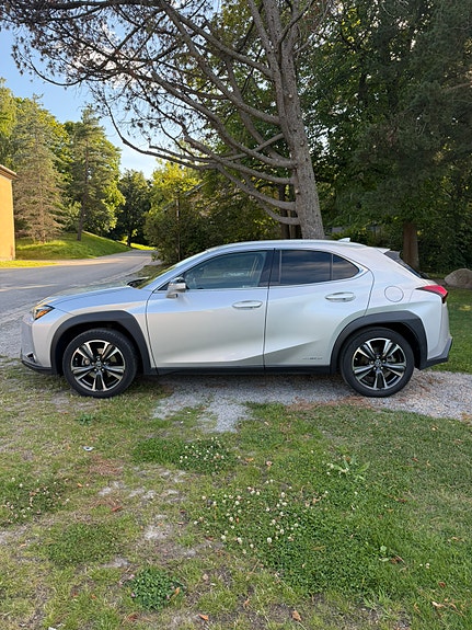 Lexus UX250h 3 of 15