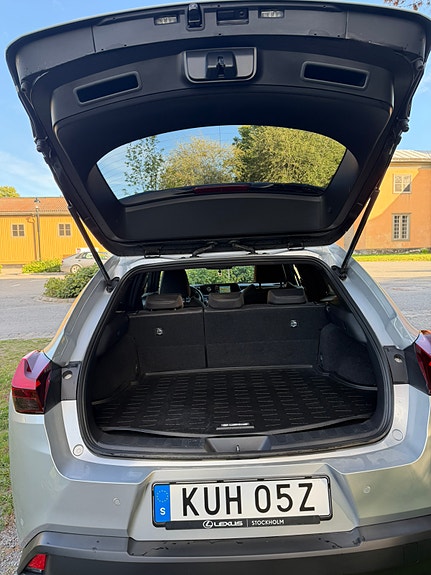 Lexus UX250h 10 of 15