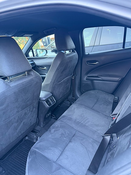Lexus UX250h 12 of 15