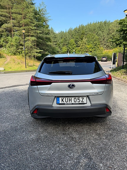 Lexus UX250h 4 of 15