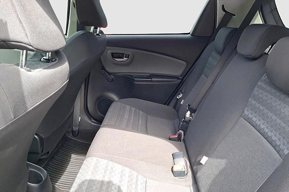 Toyota Yaris 8 of 12