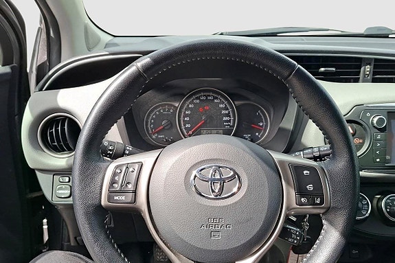 Toyota Yaris 10 of 12
