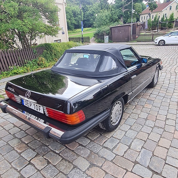 Mercedes-Benz 560 SL 2 of 6