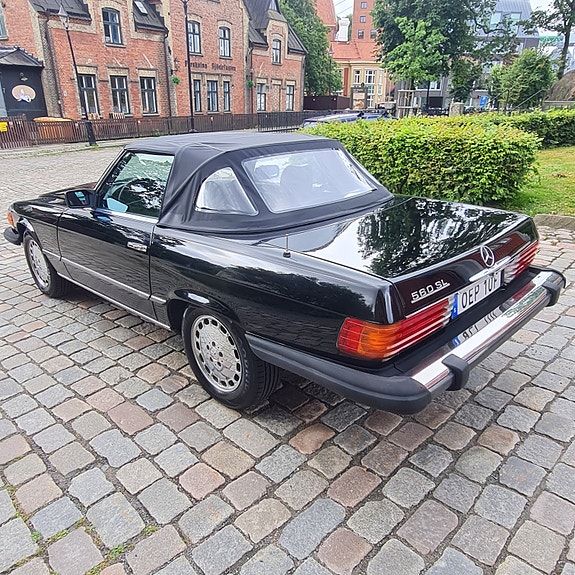 Mercedes-Benz 560 SL 3 of 6