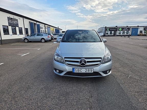 Mercedes-Benz B200 2 of 7