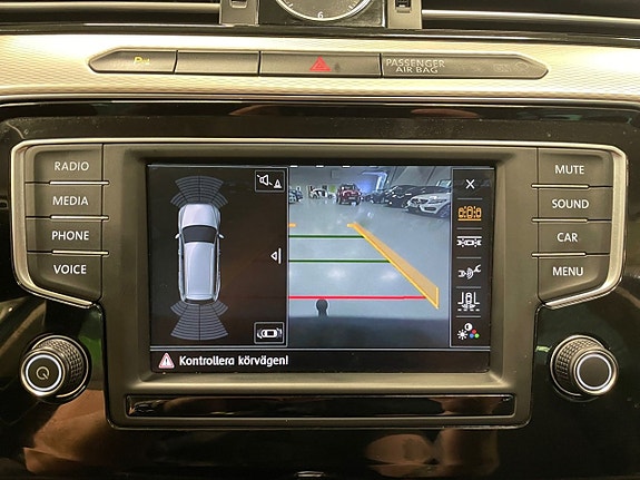 Volkswagen Passat Alltrack 17 of 23