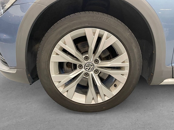 Volkswagen Passat Alltrack 8 of 23