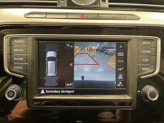 Volkswagen Passat Alltrack 18 of 23