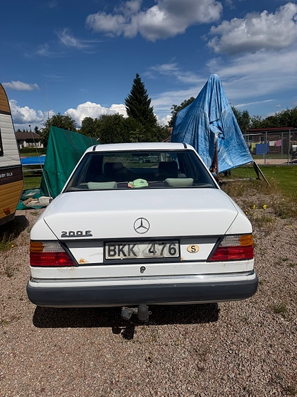Mercedes-Benz 200 E 3 of 3