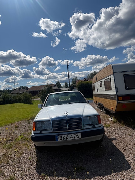 Mercedes-Benz 200 E 2 of 3