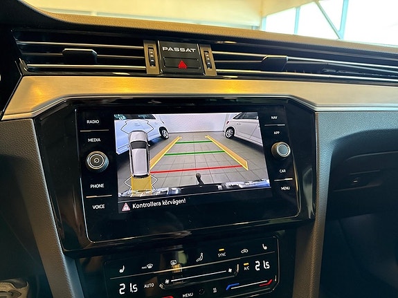 Volkswagen Passat Alltrack 19 of 24