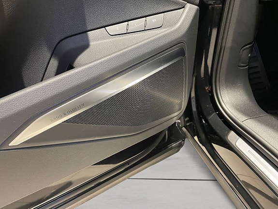 Audi e-tron 8 of 16