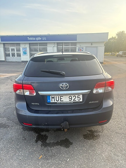 Toyota Avensis 2 of 8