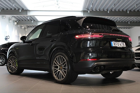 Porsche Cayenne 2 of 20