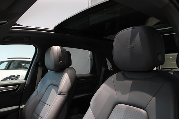 Porsche Cayenne 4 of 20