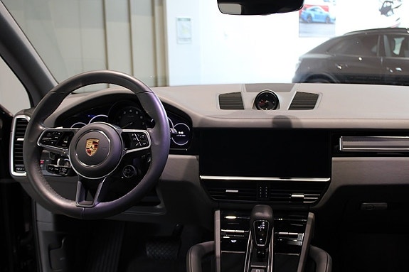 Porsche Cayenne 13 of 20