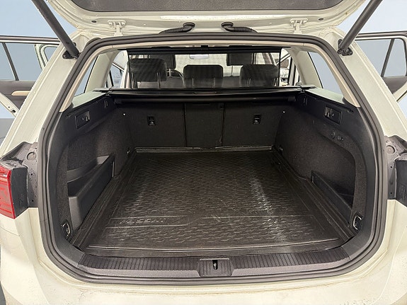 Volkswagen Passat Alltrack 12 of 27