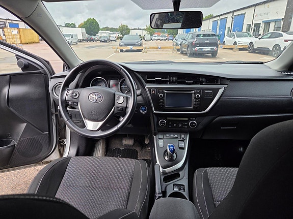 Toyota Auris 7 of 11