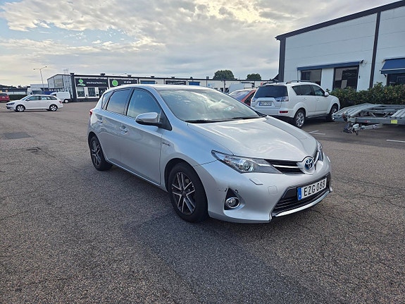 Toyota Auris 2 of 6
