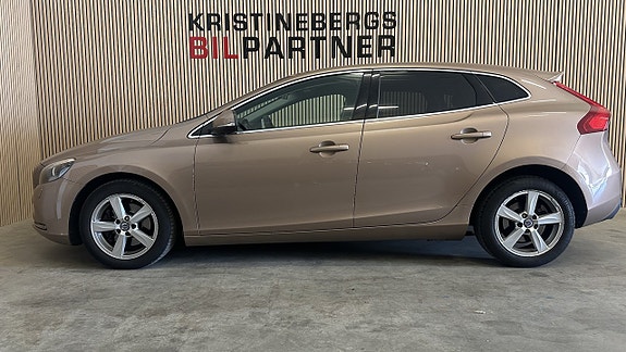 Volvo V40 2 of 7