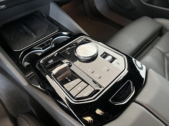 BMW i5 8 of 15