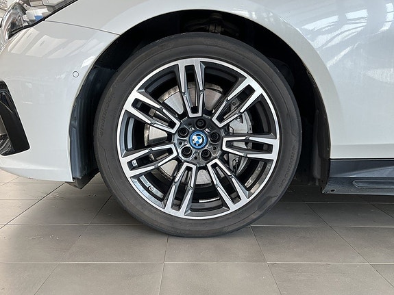 BMW i5 4 of 15