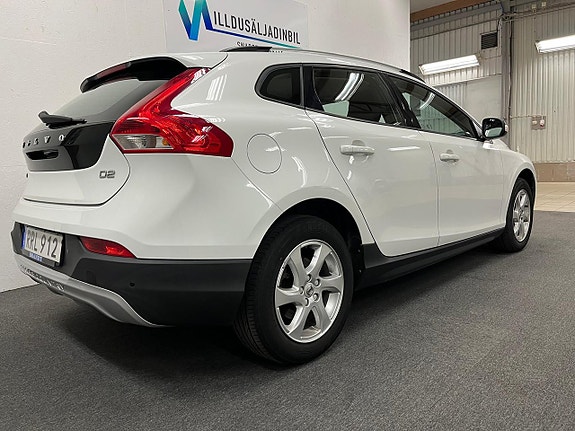 Volvo V40 Cross Country 2 of 7