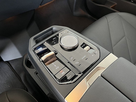 BMW iX 9 of 16