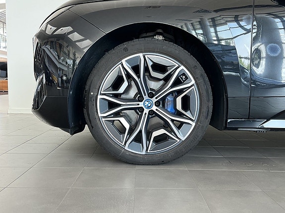 BMW iX 4 of 16
