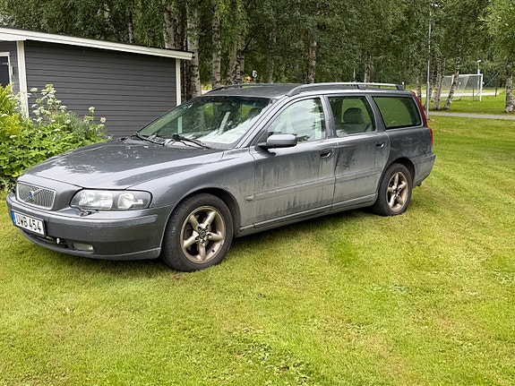 Volvo V70 2 of 7