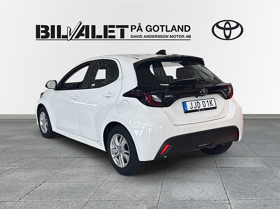 Toyota Yaris 2 of 11
