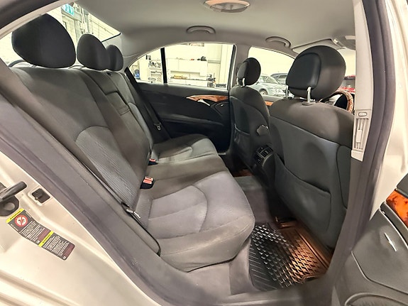 Mercedes-Benz E240 12 of 15