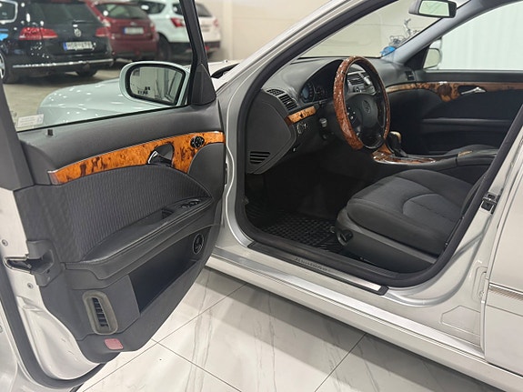 Mercedes-Benz E240 5 of 15