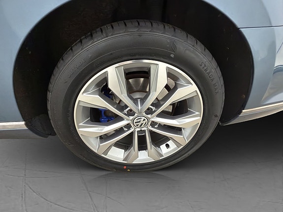 Volkswagen Passat 30 of 30