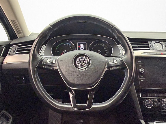 Volkswagen Passat 13 of 30