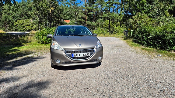 Peugeot 208 2 of 4