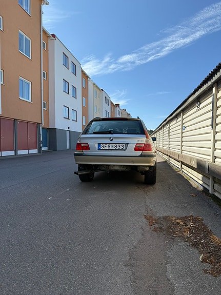 BMW 330Xi 2 of 5
