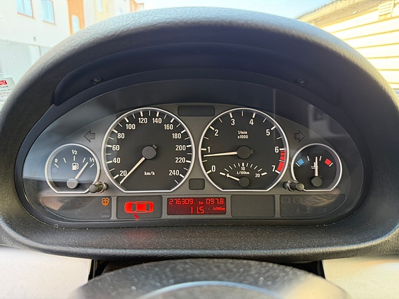 BMW 330Xi 4 of 5