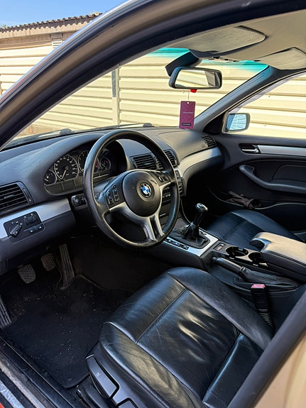 BMW 330Xi 3 of 5