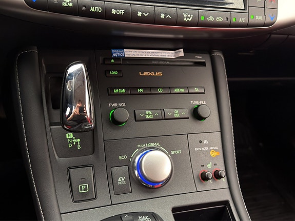 Lexus CT200h 25 of 30