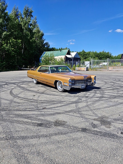 Cadillac Coupé DeVille 2 of 14