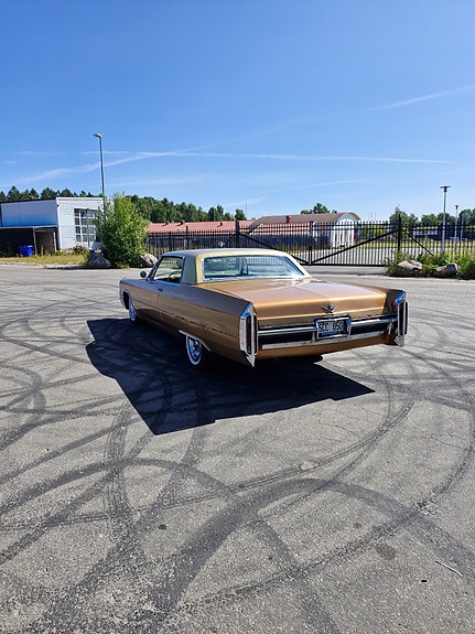 Cadillac Coupé DeVille 4 of 14