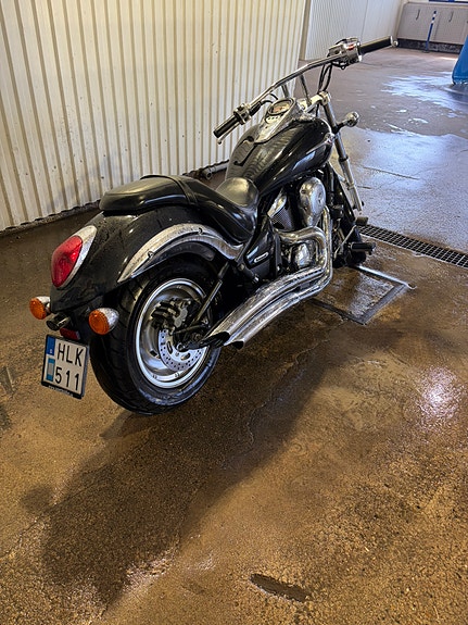 Kawasaki Vulcan 900 Custom 3 of 5