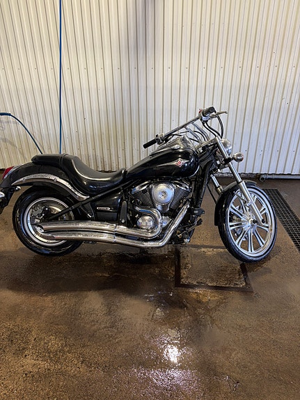 Kawasaki Vulcan 900 Custom 2 of 5