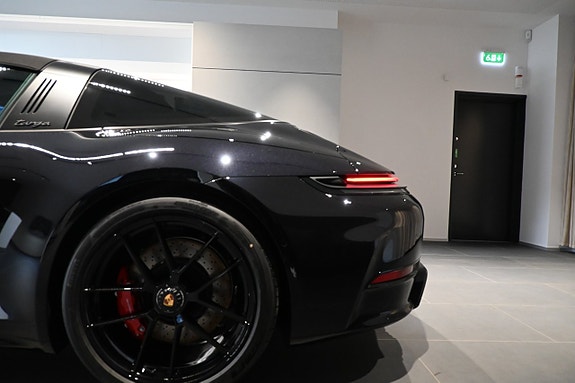 Porsche 911 Targa 4 GTS 7 of 29