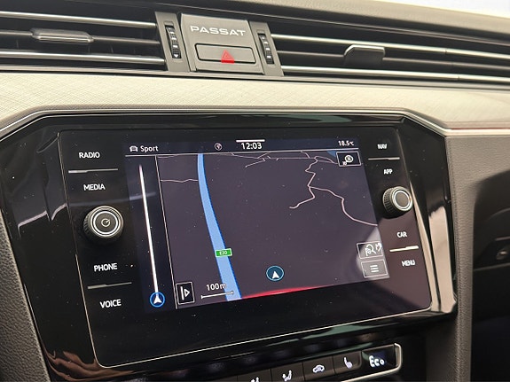 Volkswagen Passat 19 of 30