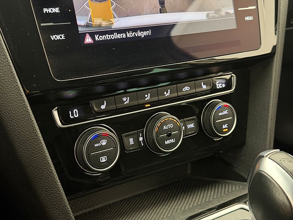 Volkswagen Passat 23 of 30