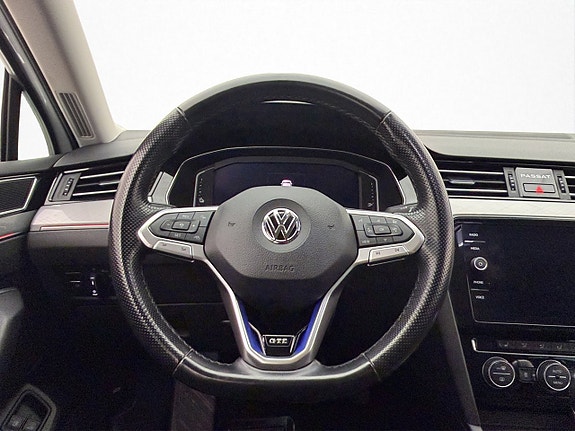 Volkswagen Passat 13 of 30