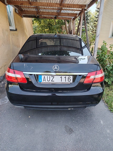 Mercedes-Benz E200 4 of 5