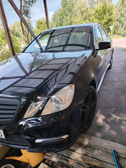 Mercedes-Benz E200 2 of 5